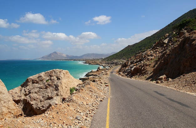 A estrada na ilha de socotorá, oceano índico, iêmen