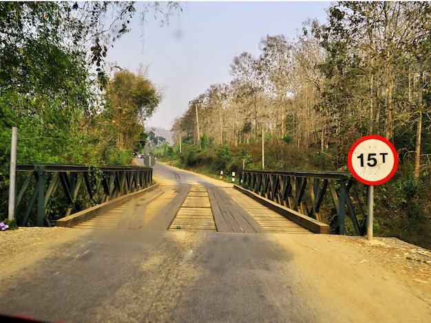 A estrada na pequena aldeia no Laos