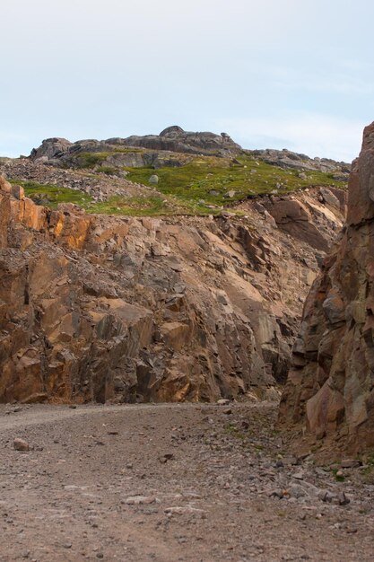 A estrada na rocha Uma estrada perigosa através das rochas no norte