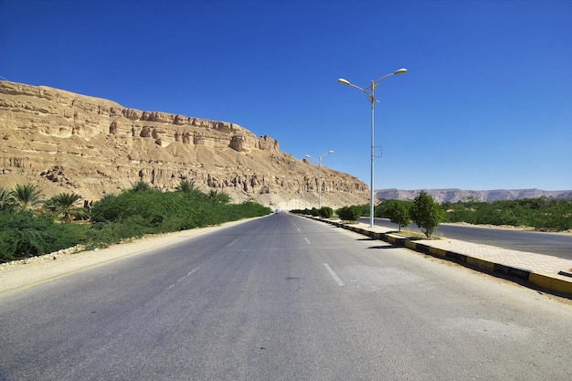 A estrada nas montanhas em Wadi Hadhramaut Yemen