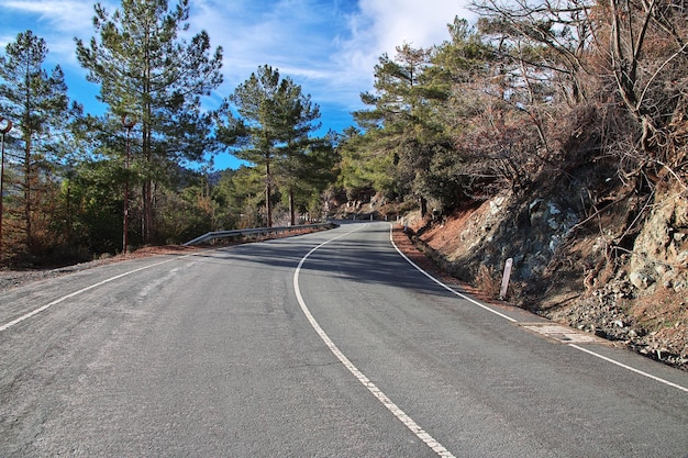 A estrada nas montanhas Troodos Chipre