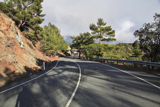 A estrada nas montanhas Troodos Chipre