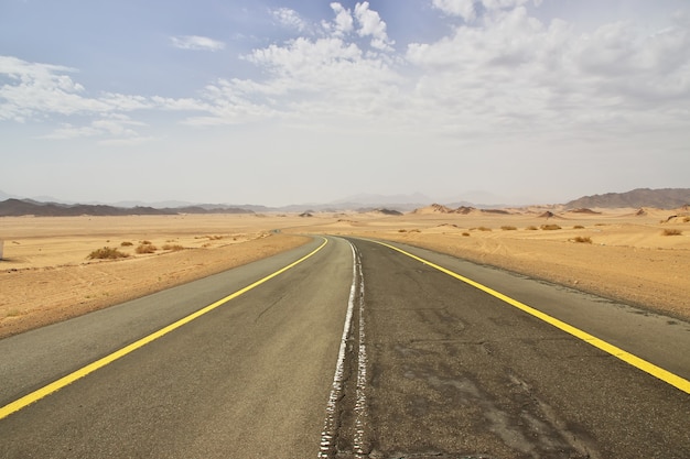 A estrada no deserto da Arábia Saudita