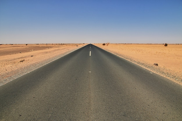 A estrada no deserto do saara, sudão