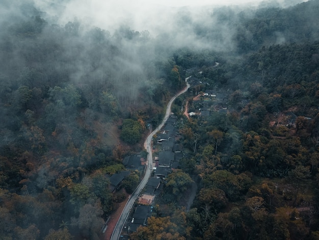 A estrada para a aldeia na selva asiática