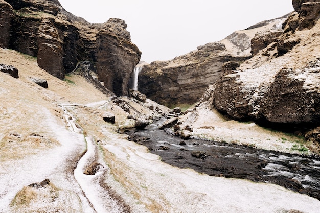 A estrada para a cachoeira kvernufoss no sul da islândia no rio golden ring mountain em um