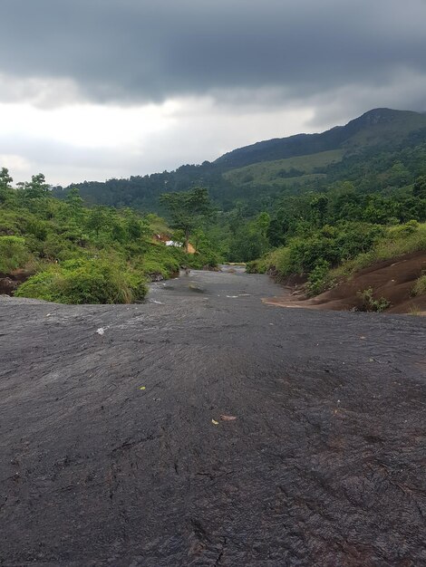 Foto a estrada para as montanhas é muito estreita.