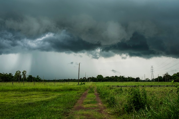 Foto a estrada para o campo com as nuvens de chuva estão caindo