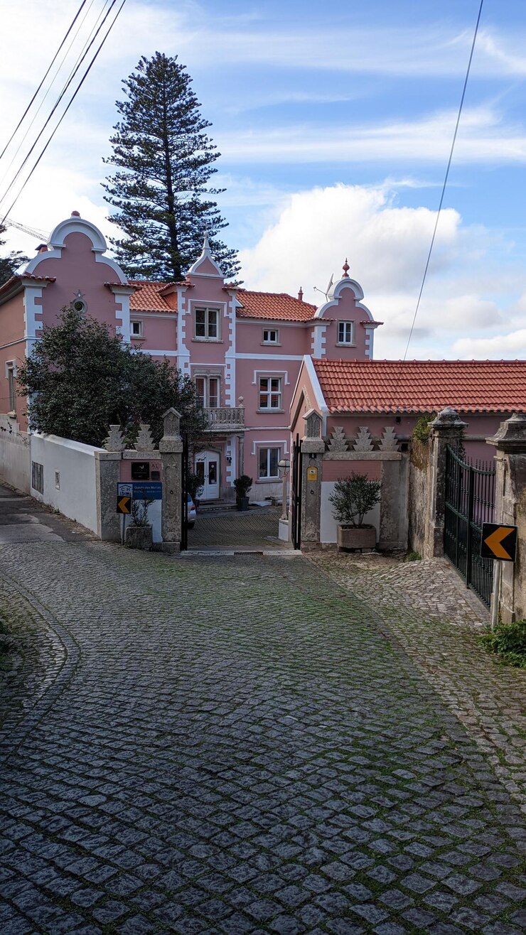 Foto a estrada para o hotel na parte montanhosa turística da cidade de sintra, na parte ocidental da p
