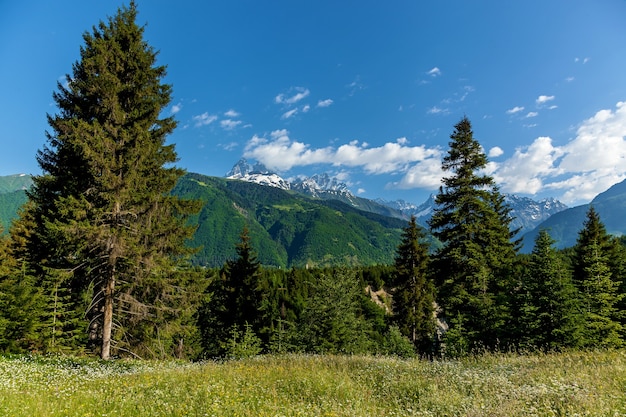 A estrada para svaneti com paisagens montanhosas e belas vistas, s