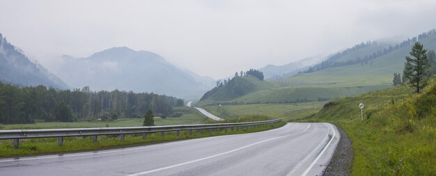 A estrada passa por um vale de montanha