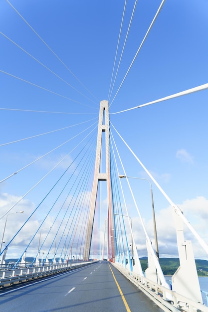 A estrada que leva à ponte suspensa sobre o mar