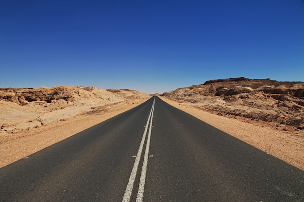 A estrada sobre o desfiladeiro no deserto do saara, sudão