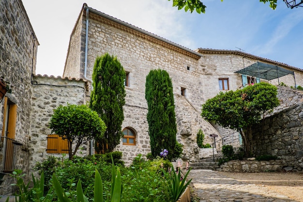 A estreita rua de paralelepípedos da vila medieval de Balazuc, no sul da França (Ardeche)