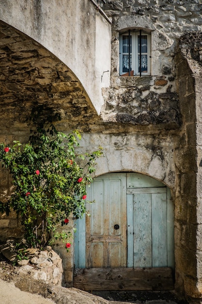 A estreita rua de paralelepípedos da vila medieval de Balazuc, no sul da França (Ardeche)