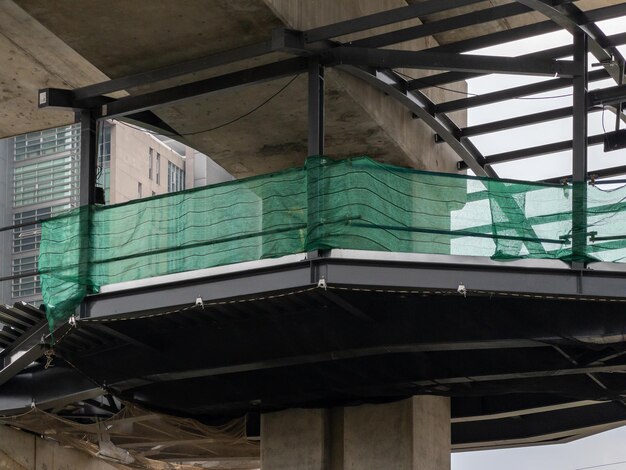 Foto a estrutura metálica inacabada do céu caminha ponte