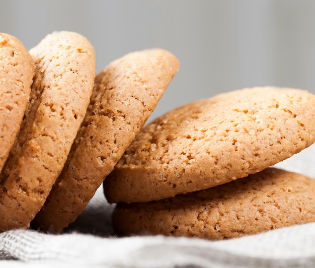 Foto a estrutura porosa de biscoitos redondos reais, biscoitos redondos feitos de farinha de trigo e aveia, a estrutura porosa de biscoitos redondos reais, não biscoitos doces secos e crocantes