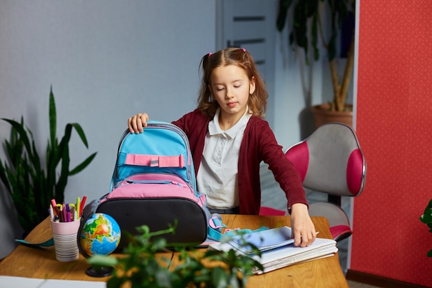 A estudante colocou livros e notas na mochila em casa, o aluno prepara a equipe para a educação