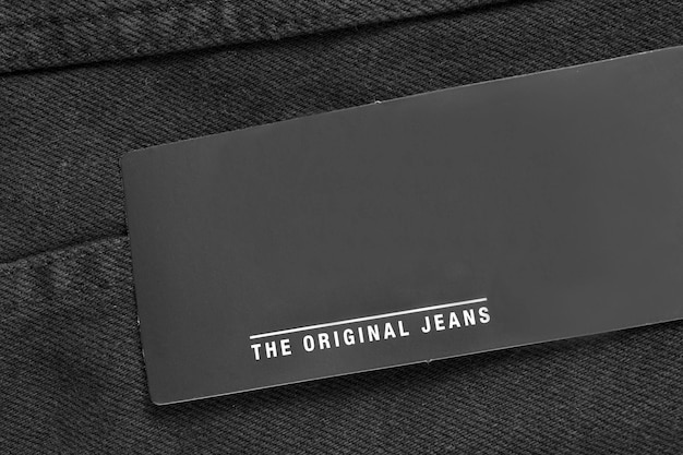 A etiqueta da roupa diz jeans originais