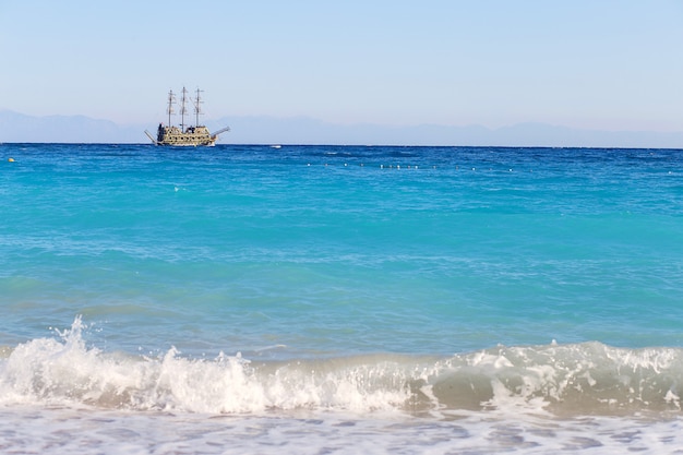 A excursão Piracy tourist ship flutua pelo Mar Mediterrâneo.