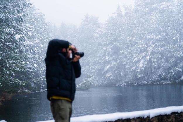 A expedição de inverno captura a beleza da floresta coberta de neve e do lago congelado