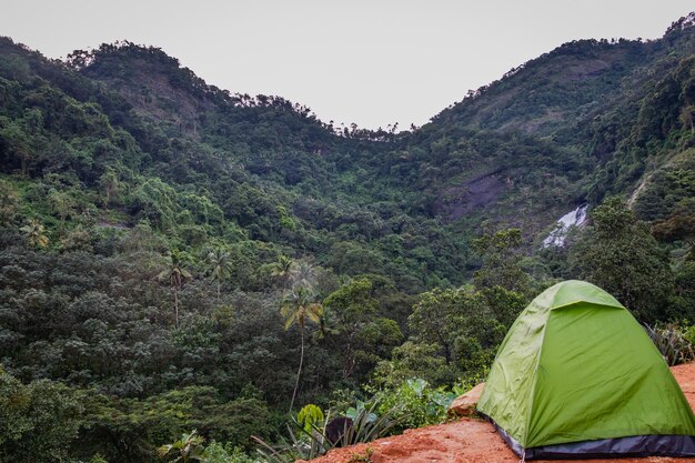 A experiência de acampar de um viajante solitário é expressa com a sua bicicleta e tenda