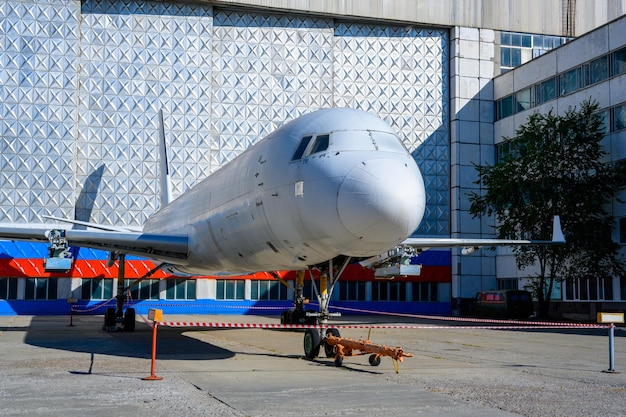 A exposição da aeronave TU204 em uma fábrica de aeronaves em Ulyanovsk