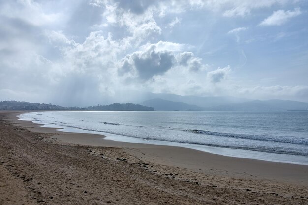 A extensa praia conhecida como Playa America em Nigran Pontevedra, Espanha