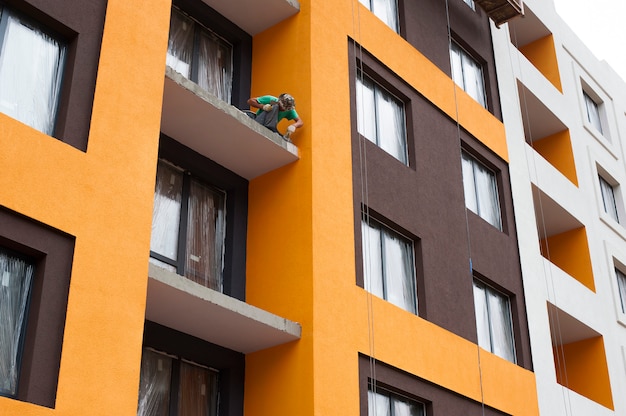 A fachada da casa em construção com varanda e gesso decorativo colorido