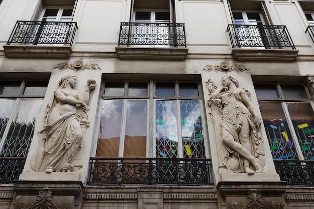 A fachada da casa tradicional francesa com varandas e janelas típicas Paris