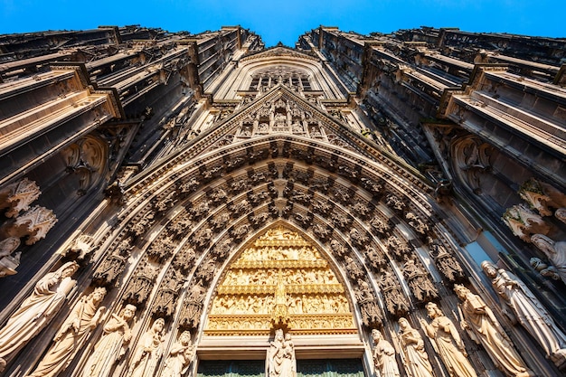 A fachada da Catedral de Colônia detalha a Alemanha