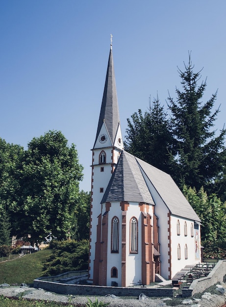 A fachada da igreja contra o céu azul claro