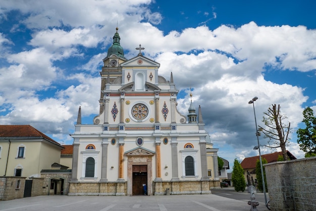 A fachada da igreja contra o céu
