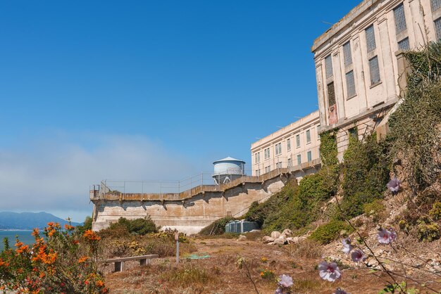 Foto a fachada da prisão de alcatraz com torre de guarda sob o céu azul san francisco estados unidos