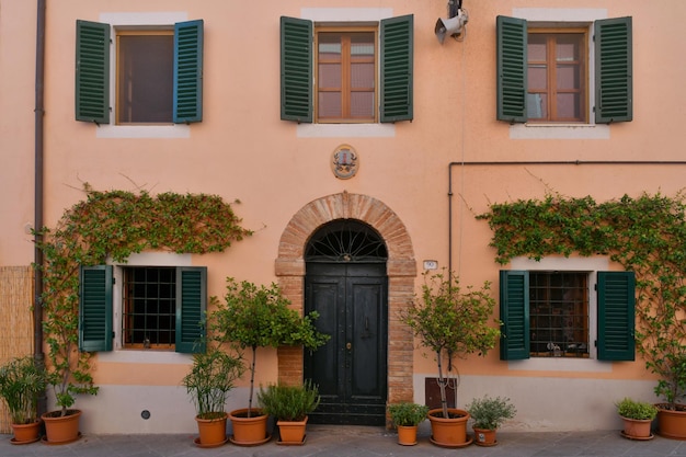 Foto a fachada de um antigo palácio em castiglione del lago, uma cidade medieval na região da umbria, na itália