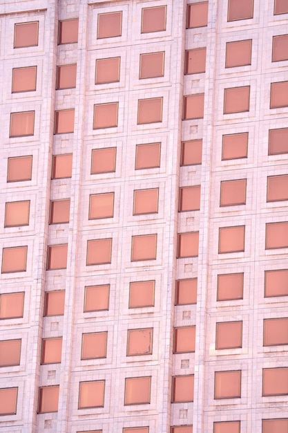 a fachada de um edifício alto com o reflexo do céu nas janelas, paisagem urbana