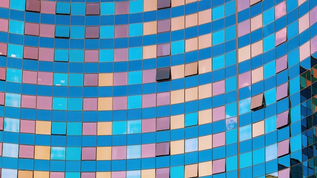 A fachada de vidro de um edifício moderno Reflexões multicoloridas nas janelas Quadrados e linhas Imagem de fundo abstrata geométrica