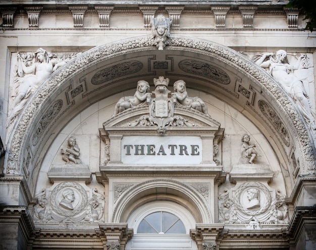 A fachada do teatro em Avignon, França