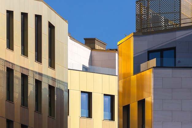 A fachada é um edifício moderno com linhas simples e janelas retangulares. Arquitetura moderna