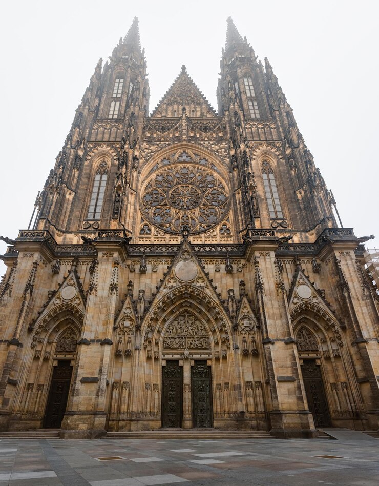 A fachada principal da Catedral Gótica de São Vito, em Praga, em um dia nebuloso.
