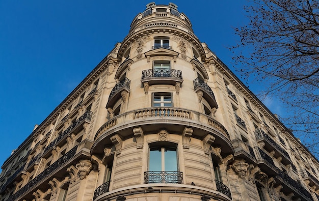 A fachada tradicional da França de construção parisiense