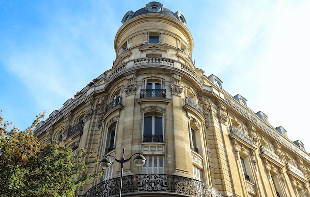 A fachada tradicional da França de construção parisiense