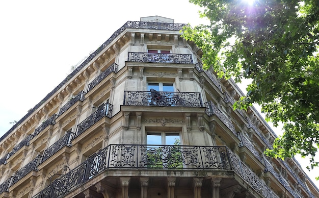 A fachada tradicional da França de construção parisiense