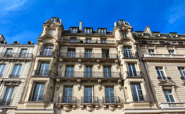 A fachada tradicional da França de construção parisiense