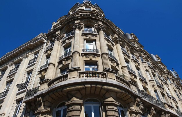 A fachada tradicional da França de construção parisiense