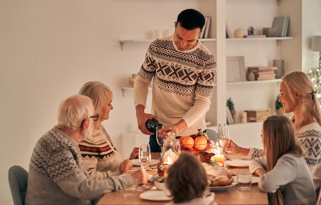 A família a jantar de natal