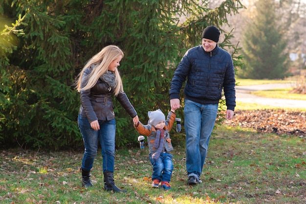 A família caminha no parque no outono