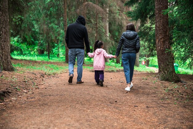 A família caminha no parque