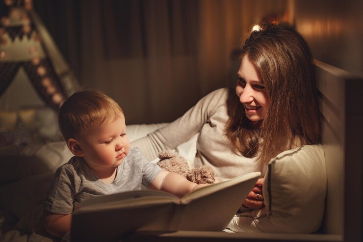 Foto a família da noite que lê as mães lê o livro infantil antes de ir para a cama