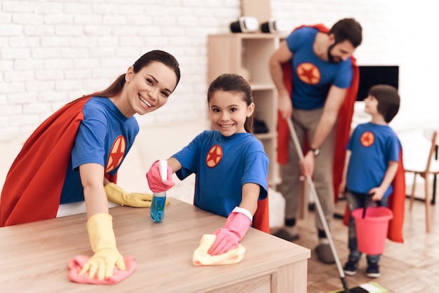 A família de ternos de super-heróis é limpa em casa.